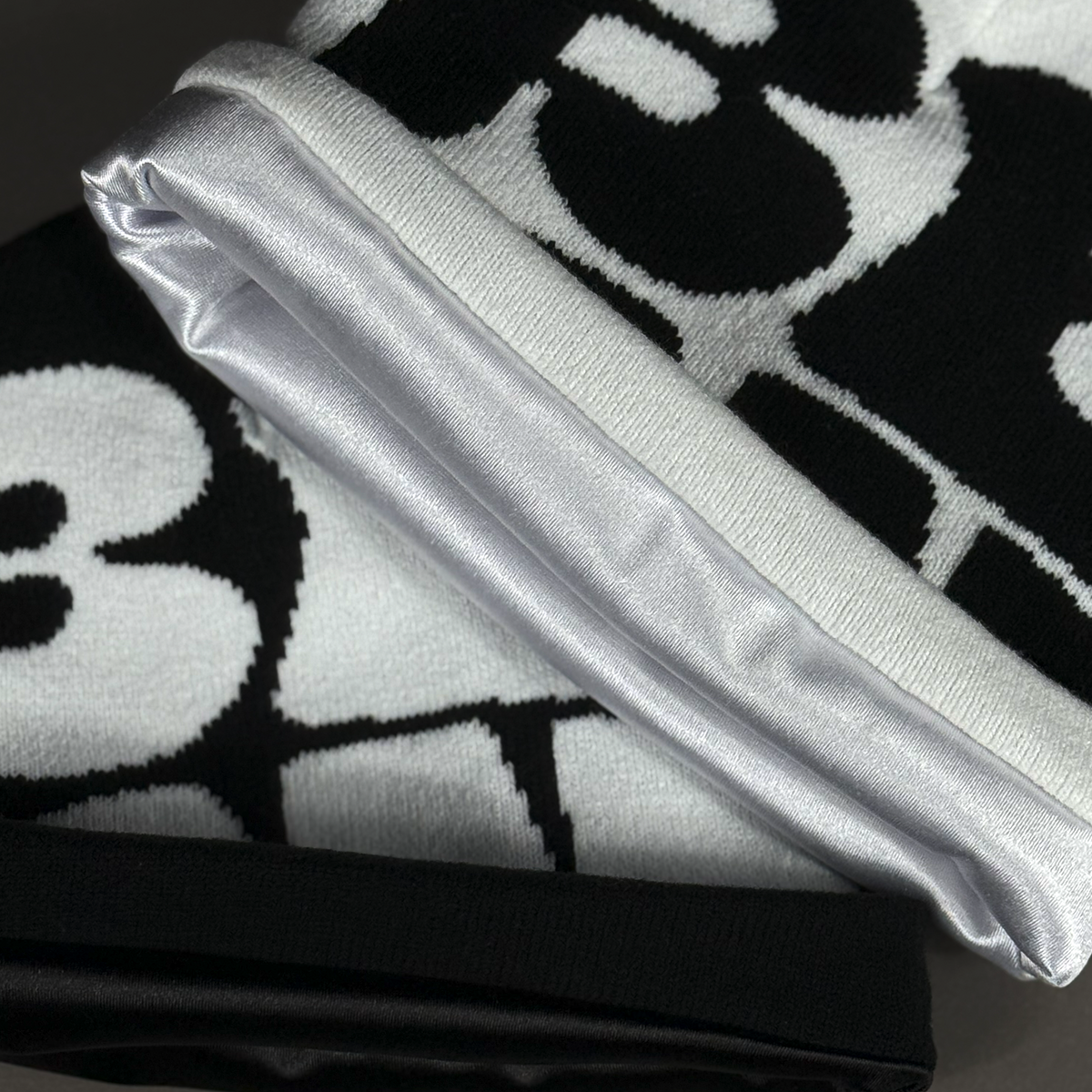 SILK LINE TEXT BEANIE