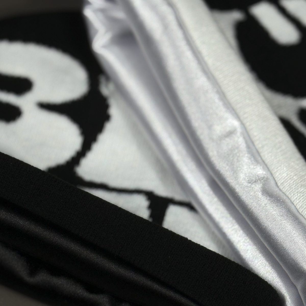 SILK LINE TEXT BEANIE