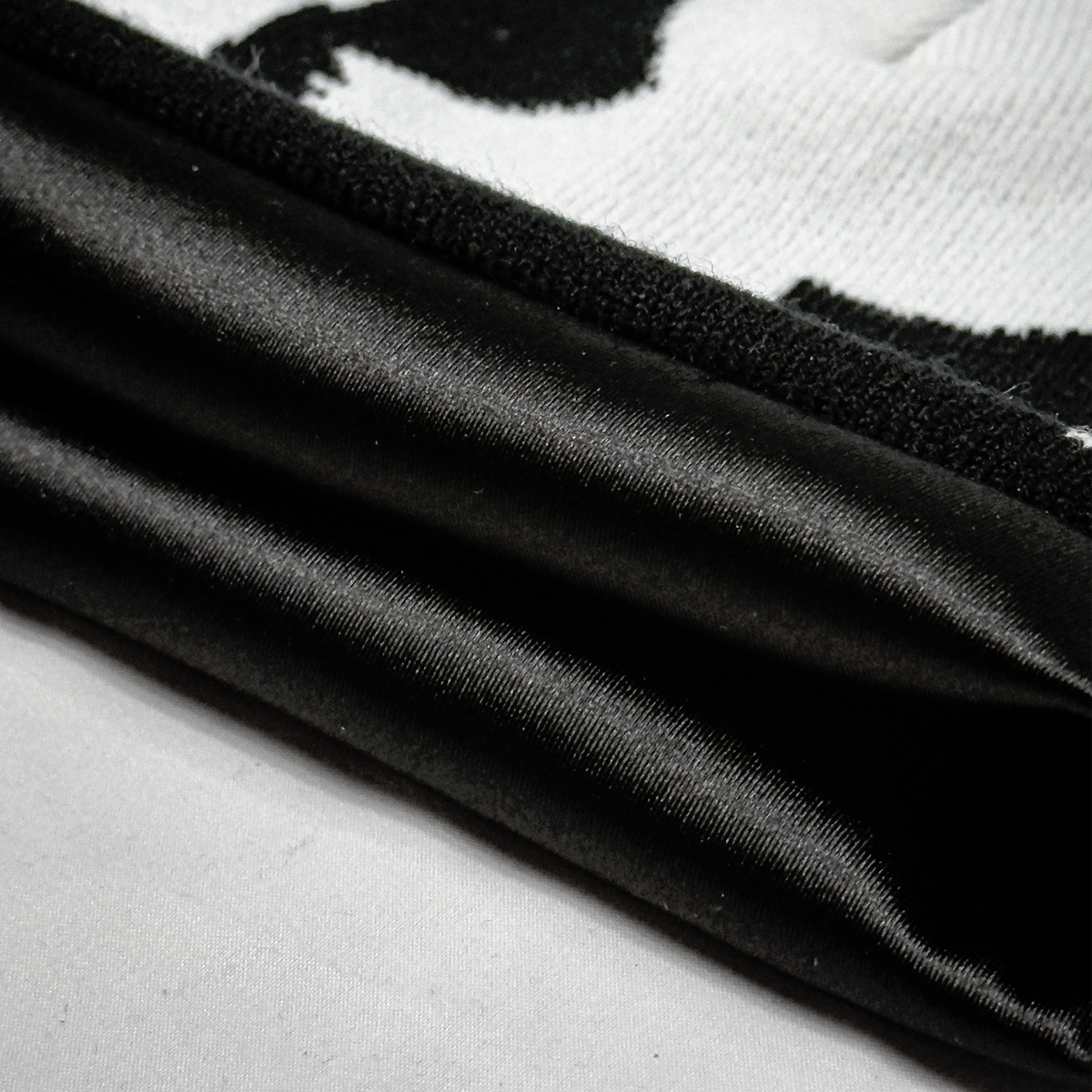 SILK LINE LOGO BEANIE